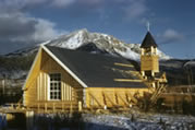 L'glise en bois rond presque finie de construire. Nahanni Butte, TNO, 1961.
(N-2001-002-8072)