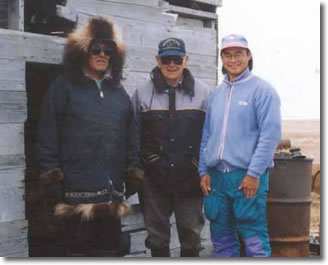 Inuvialuuk ukuak innaak Edgar Kotokak (saumingni) Emmanuel Felix (qitqani) suliptauq Nulikkam inrutaalua Angus Cockney (taliqpingni), Avvarmi 1995 ukiungani.