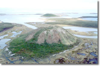 Les pingos Ibyuk (à l'avant plan) et Split Hill sont parmi les plus gros du monde