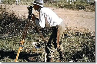 Charley Gordon, savaktuaq Dominion Land Surveykunni, nautchiuqsimayaa nuna East Threemi