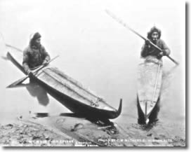 Hommes dans des kayaks au début du siècle