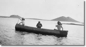 En canot près de Tuktoyaktuk; vue du pingo Ibyuk au loin, vers 1935
