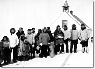 Groupe de personnes rassemblées devant l'église à Qikuliurvik (Stanton), date inconnue