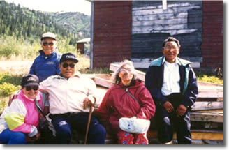 Inuvialuit innaalungit Qun'ngilaami 1992mi. Saumingnin: Ellen Binder, Donald Pingo, Joseph Avik, Mary Avik and Jimmy Komeak